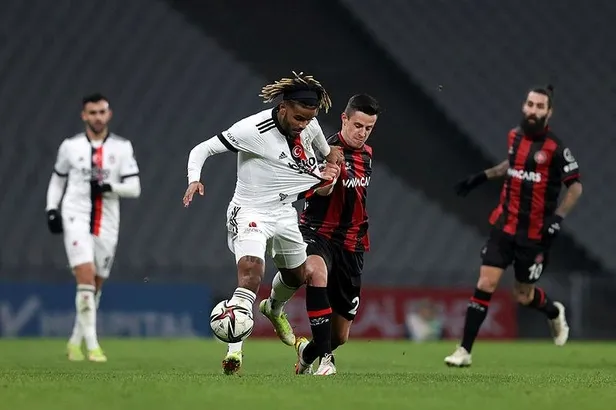 siyah-beyazlilarin-2022de-bilegi-bukulmedi-deplasmandaki-3-puan-hasretine-karagumruk-maciyla-son-verdi-1642547302145.jpeg Siyah-Beyazlılar’ın 2022’de bileği bükülmedi! Deplasmandaki 3 puan hasretine Karagümrük maçıyla son verdi-6