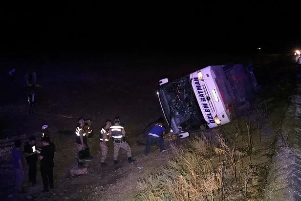 sanliurfada-yolcu-otobusu-yan-yatarak-sarampole-devrildi-20-yarali-1664650347366.jpeg
