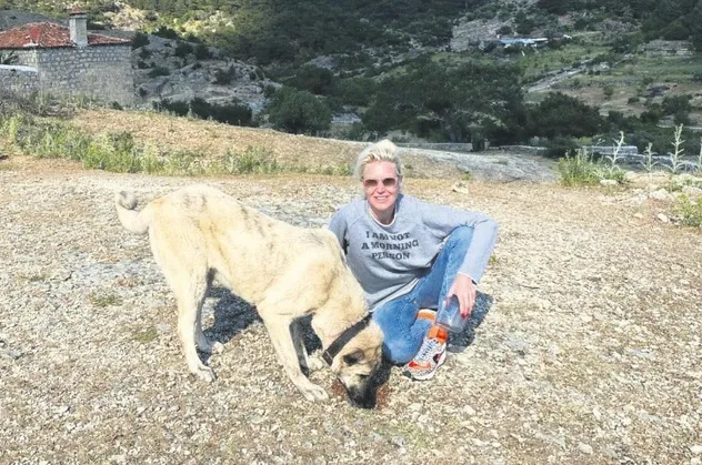 300 milyonluk barınak! Yalısında 8 köpekle yaşayan Derin Mermerci, bir köpek daha sahiplendi | Saklambaç haberleri