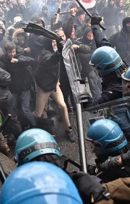 İtalya'da polis eylemcilere acımadı!