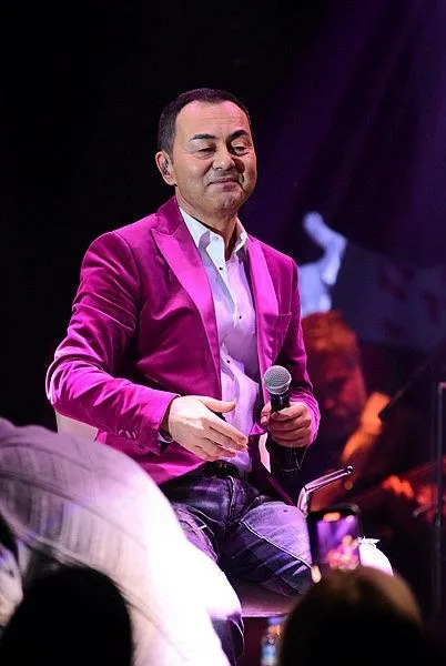 Serdar Ortaç evine haciz gönderen eski eşi Chloe Loughnan'a açtı ağzını yumdu gözünü!-4