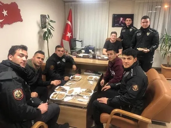 deprem-bolgesinde-gorevli-polisler-kullandiklari-esyalar-icin-ogrencilerden-helallik-istedi-1669793592397.jpg