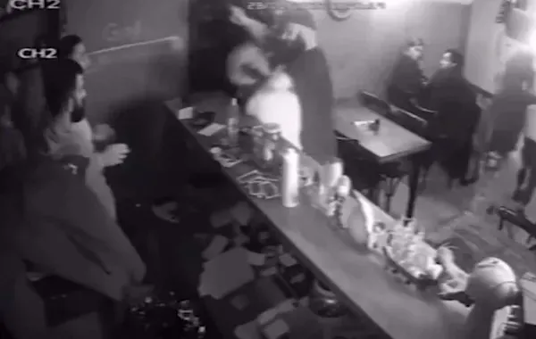 ilk-vukuati-degil-oyuncu-bahadir-unlu-calisanini-boyle-dovdu-1763103347898.jpeg İlk vukuatı değil! Oyuncu Bahadır Ünlü çalışanını böyle dövdü-5