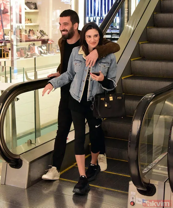 Son Olarak Aslıhan Doğan Turan, 2.1 Milyon Euro'luk Rolls-Royce'u İle Yakın Dostları Selin İmer Ve Mustafa Ceceli'yi Bayram Gezmesine Çıkardı.