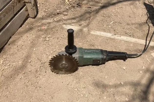 Ağaç budarken kendi boğazını kesti