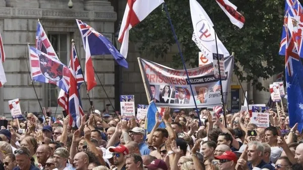 Londra'da skandal! Aşırı sağcılar, başörtülü kadın şoförün otobüsünü kuşattı-1