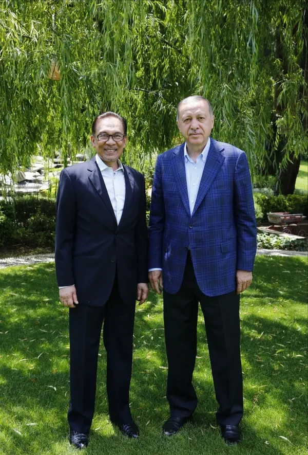 baskan-erdogan-malezya-basbakani-enver-ibrahim-ile-gorustu-ibrahimden-ovgu-dolu-sozler-ilham-vericisiniz-1669317322526.jpg