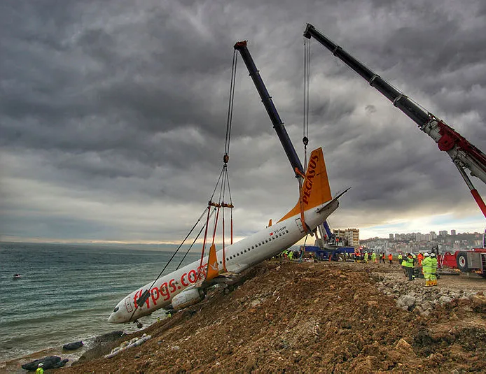 Trabzon’da pistten çıkan o uçak kaderine terk edildi