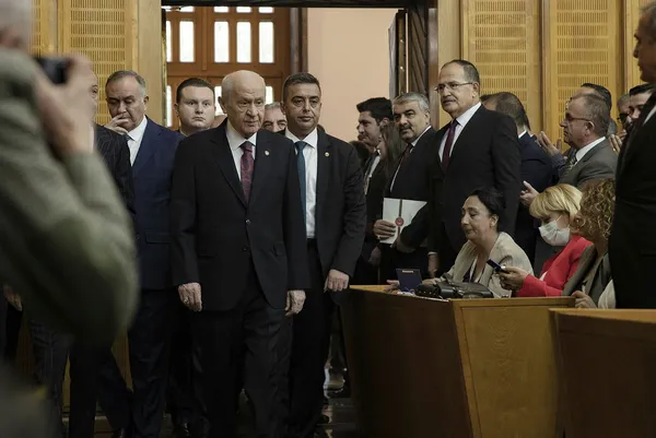 mhp-lideri-devlet-bahceliden-abdye-icazet-gezisine-giden-chp-lideri-kemal-kilicdarogluna-sert-tepki-seni-1-dol-1665480390539.jpg MHP lideri Devlet Bahçeli'den ABD'ye icazet gezisine giden CHP lideri Kemal Kılıçdaroğlu'na sert tepki: Zillet adayının ismini almaya gitti-4