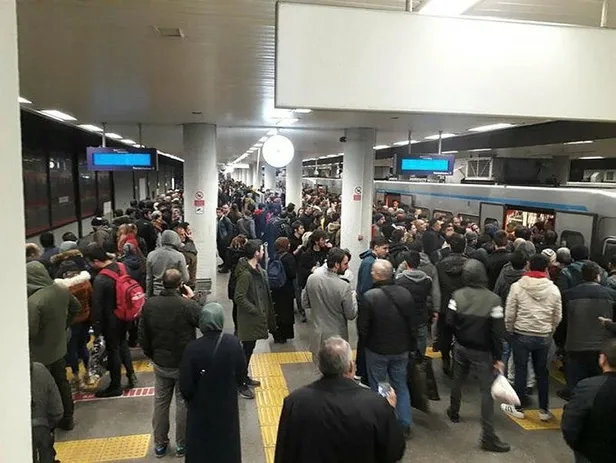 Son dakika: Metro seferlerinde aksama! Duraklarda yoğunluk yaşanıyor-1