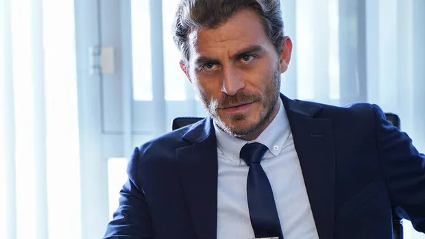 Kanal D dizisi Sadakatsiz'de herkesin dört gözle beklediği ayrılık! 'Bol bol küfür yedim' dedi vedayı kendisi duyurdu Sadakatsiz Mert...-8