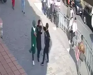 Karaköy’de başörtülü kızlara saldıran provokatör kadının yeni görüntüleri ortaya çıktı! Daha önce de aynısını yapmış