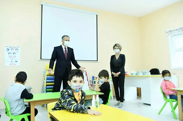 Vali Yerlikaya ilk ders zilini çaldı: Heyecanlarına ortak olmak çok güzeldi