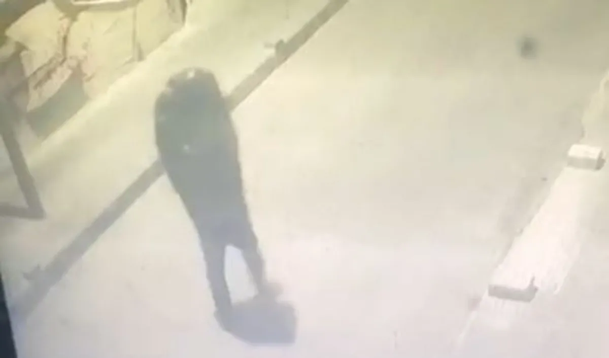 basina-cop-poseti-gecirip-cay-ocagini-atese-verdi-kameralar-yakalatti-1782851278841.jpeg Başına çöp poşeti geçirip çay ocağını ateşe verdi! Kameralar yakalattı-4