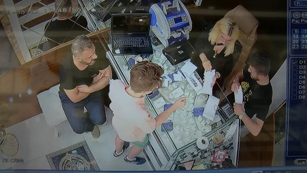 istanbul-kucukcekmecede-kuyumcunun-800-bin-lira-dolandirildigi-anlar-kamerada-1624616497473.jpg İstanbul Küçükçekmece'de kuyumcunun 800 bin lira dolandırıldığı anlar kamerada-10