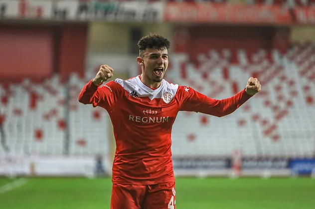 Fenerbahçe ile Galatasaray arasında yeni transfer savaşı! Gökdeniz Bayrakdar operasyonu...