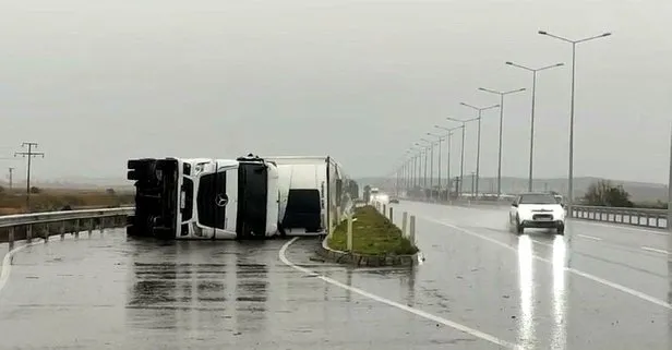 Edirne’de rüzgar TIR devirdi