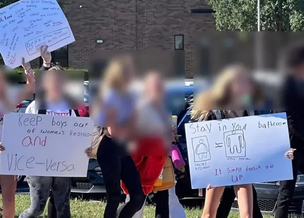 pensilvanyada-lise-ogrencileri-lgbt-terorune-karsi-birlesti-trans-tuvalet-kuralini-protesto-edip-okulu-terk-et-1695208260494.jpg