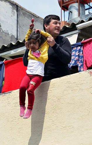 Adana'da akılalmaz olay! Kızını damdan sarkıtıp "kanı akarsa büyü bozulacak" diye bağırdı