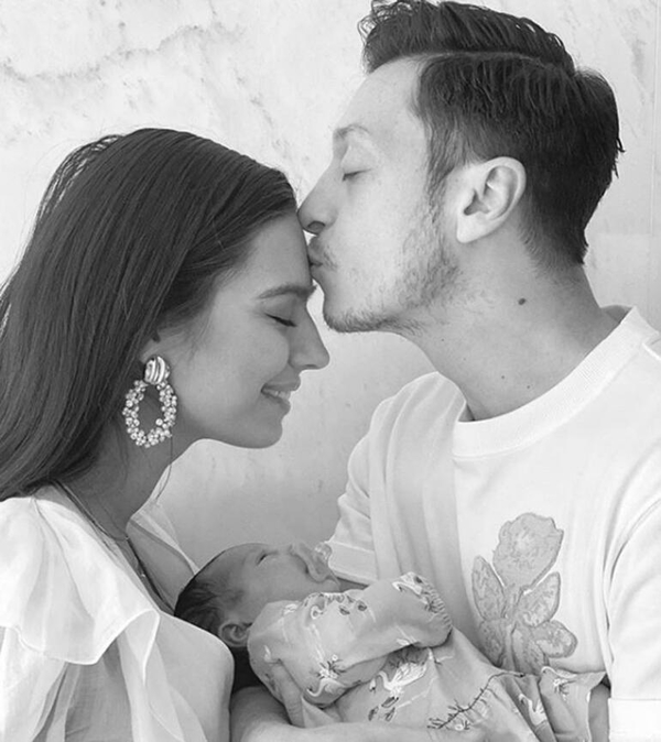 Son dakika: Fenerbahçe'ye transfer olan Mesut Özil'den anlamlı hareket: Kızı adına 100 öğrenciye burs-9