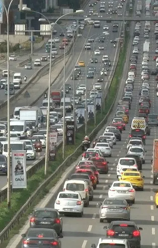 Yola çıkacaklar bir kez daha düşünsün! İstanbul'da trafik yoğunluğu yüzde 74!