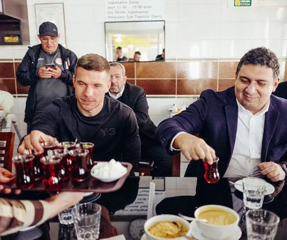Antalyasporlu Lukas Podolski'den Gaziantep baklavasıyla 'evde kal' çağrısı-5