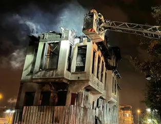 Korkutan yangın! Tarihi ahşap bina küle döndü