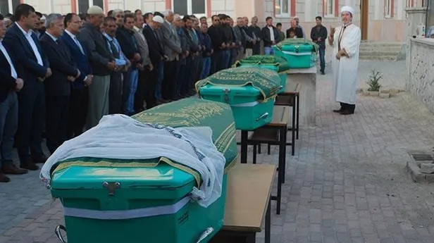 usakta-cikan-ev-yanginindan-hayatini-kaybeden-baba-ve-3-cocugu-topraga-verildi-1571852313114.jpg Uşak’ta çıkan ev yangınından hayatını kaybeden baba ve 3 çocuğu toprağa verildi-4