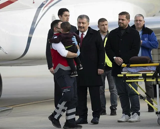son-dakika-turkiye-ilk-kez-gazzeden-yarali-getirdi-3u-de-cocuk-saglik-bakani-fahrettin-koca-karsiladi-1700753072489.jpeg Son dakika: Türkiye ilk kez Gazze'den yaralı getirdi! 3'ü de çocuk! Sağlık Bakanı Fahrettin Koca karşıladı-8