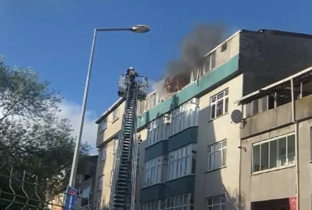 4 katlı binanın çatı katında yangın