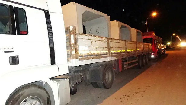 Sınır hattında dikkat çeken hareketlilik! Beton blok sevkiyatı yapıldı-1