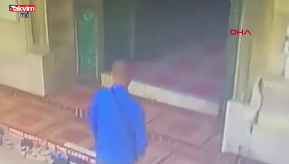 Fatih'te camideki hırsızlık kamerada