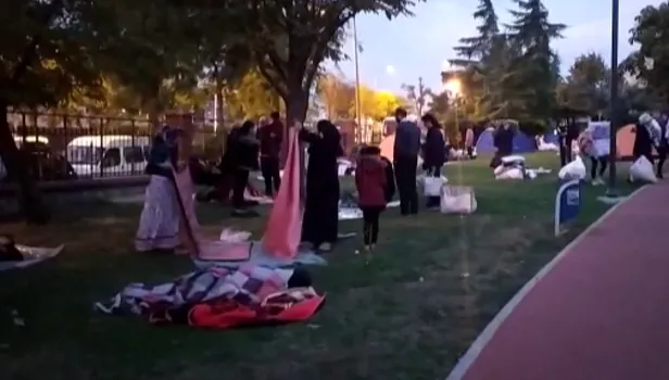 İstanbul'da depremin ertesi günü hayat böyle başladı | Video