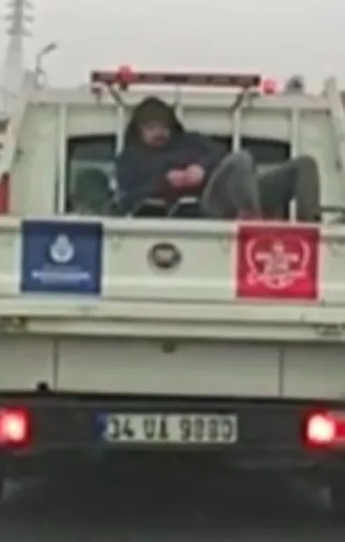 İBB'nin hizmet aracında şok görüntü! Yol güvenliğini hiçe saydılar