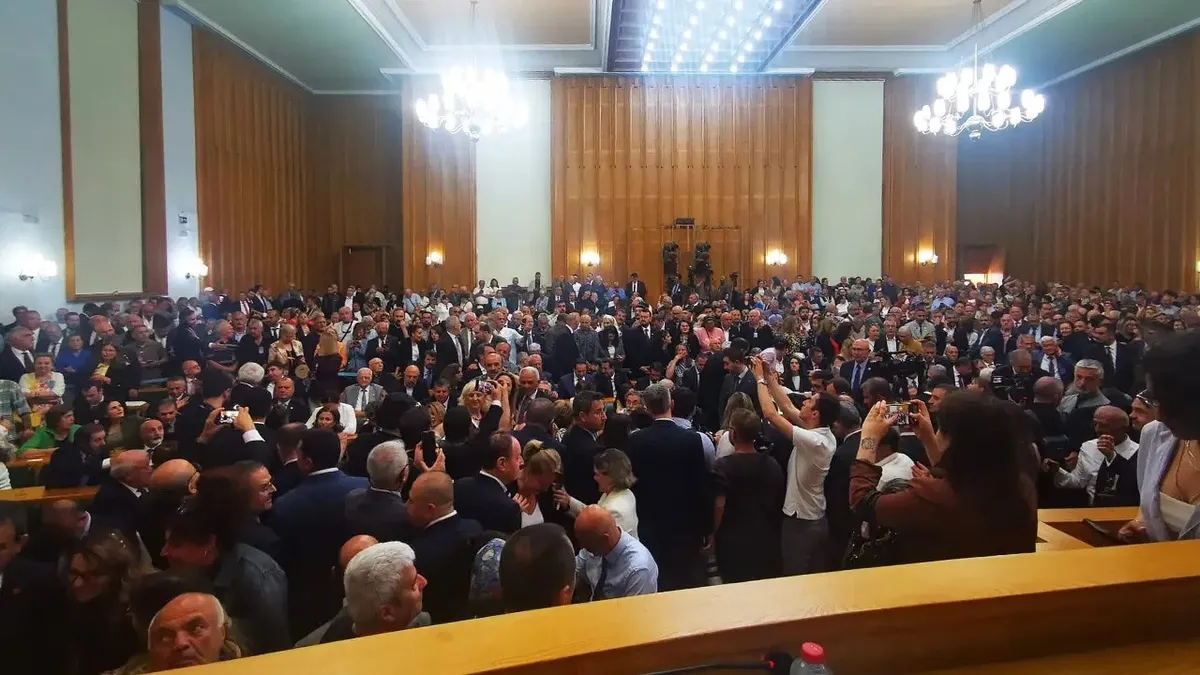 chpde-gruplasma-ozgur-ozel-kilicdaroglunu-ragmen-kursude-vekillere-hain-kemal-diye-slogan-attirdi-1780399858538.jpeg CHP'de "grup"laşma! Özgür Özel Kılıçdaroğlu'nu rağmen kürsüde: Vekillere "Hain Kemal" diye slogan attırdı-3
