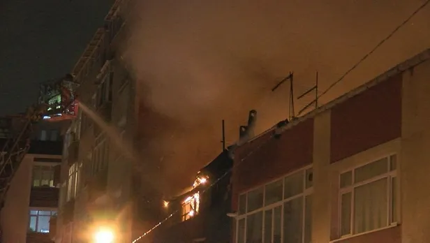 Son dakika: Beyoğlu'nda iki binanın çatısı alev alev yandı-1
