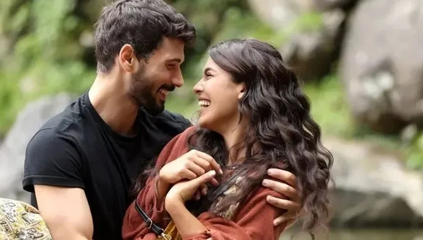 hudutsuz-sevda-bu-aksam-yok-mu-neden-yok-tv-yayin-akisi-hudutsuz-sevda-5-yeni-bolum-ne-zaman-hangi-gun-yayinla-1697739359810.jpeg Hudutsuz Sevda bu akşam yok mu, neden yok? TV YAYIN AKIŞI! Hudutsuz Sevda 5. yeni bölüm ne zaman, hangi gün yayınlanacak?-4