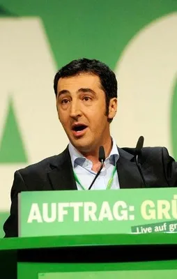 Azılı Türkiye düşmanı Cem yine nefret kustu!