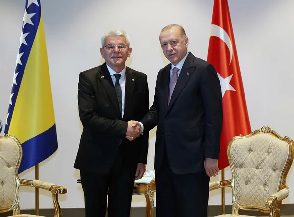 baskan-recep-tayyip-erdogandan-diplomasi-trafigi-once-kuzey-makedonya-sonra-bosna-hersek-devlet-baskanligi-1623947713257.jpg Başkan Recep Tayyip Erdoğan'dan diplomasi trafiği! Önce Kuzey Makedonya sonra Bosna-Hersek Devlet Başkanlığı...-4