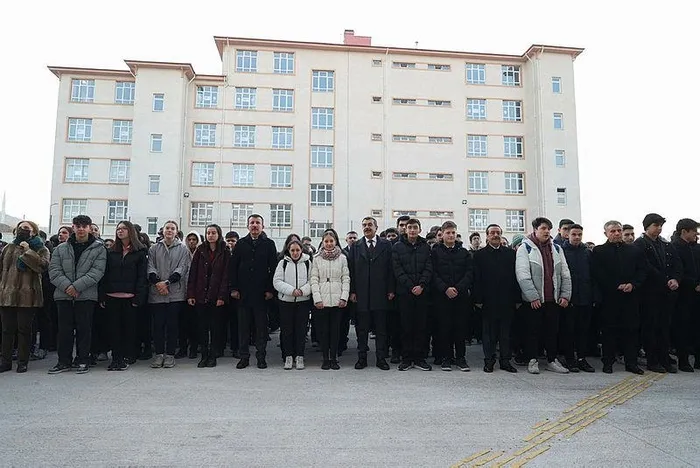 ogrenciler-okullarda-pence-kilit-sehitleri-icin-saygi-durusunda-bulundu-1705300569621.jpeg Öğrenciler okullarda Pençe Kilit Şehitleri için saygı duruşunda bulundu-3