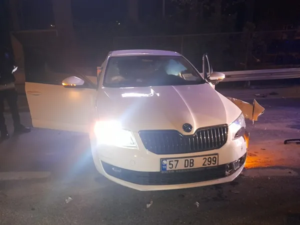 bariyerlere-carpan-otomobil-surucusunun-ayagi-koptu-1682306551747.jpg Bariyerlere çarpan otomobil sürücüsünün ayağı koptu-4