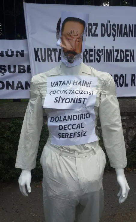 İstanbul Emniyet'in önünde Adnan Oktar protestosu