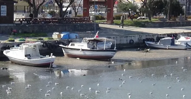 Sarıçay'da sular çekildi, tekneler karaya oturdu!