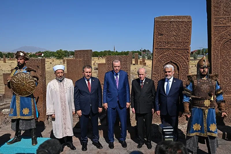 han-cadirinda-sohbet-devlet-bey-konaginda-zirve-1787664683435.jpeg Han çadırında sohbet Devlet Bey Konağı'nda zirve: Başkan Erdoğan ve Devlet Bahçeli Ahlat'ta görüştü-4