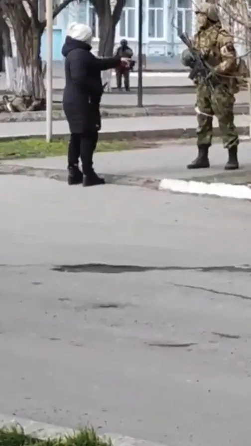 rusya-ukrayna-savasi-ukraynali-kadin-rus-askerine-boyle-ders-verdi-burasi-benim-topragim-siz-isgalciniz-1645875573427.jpg Rusya Ukrayna savaşı! Ukraynalı kadın Rus askerine böyle ders verdi “Burası benim toprağım siz işgalciniz”-5