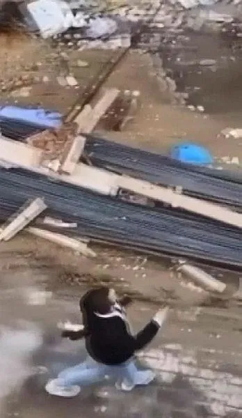 bahcelievlerde-hareketli-anlar-pompali-tufegi-polise-dogrultan-saldirgan-omzundan-vuruldu-1632426887110.jpeg Bahçelievler'de hareketli anlar! Pompalı tüfeği polise doğrultan saldırgan omzundan vuruldu-3