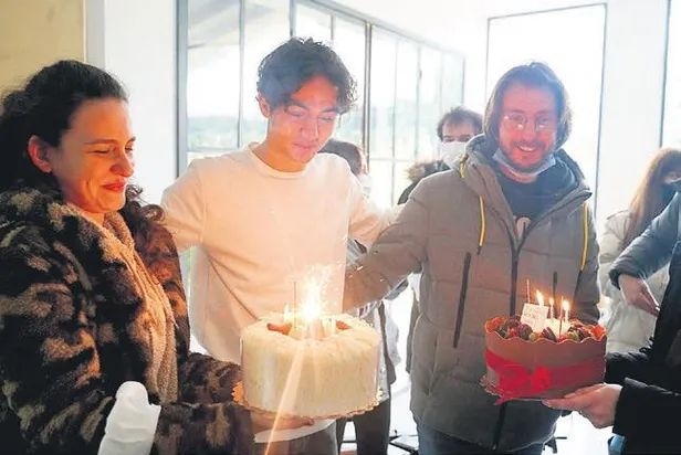 pazar-aksami-ilk-bolumuyle-ekrana-gelen-atvnin-yeni-dizisi-adi-sevgi-cok-begenildi-1647286161924.jpeg Pazar akşamı ilk bölümüyle ekrana gelen ATV'nin yeni dizisi ‘Adı Sevgi’ çok beğenildi-7