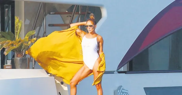 Jennifer Lopez Türk tasarımcı Elvan Tığlıoğlu imzalı kimonosuyla büyüledi