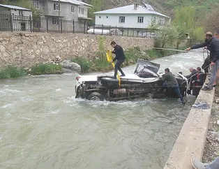 Van’da kontrolden çıkan kamyonet dereye uçtu