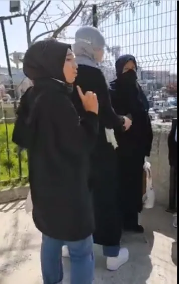 diyanet-isleri-baskani-prof-dr-ali-erbas-kadinlar-camiye-giremez-tartismasina-maruz-kalan-ebru-ermana-gecmis-olsun-telefonu-1620207582102.jpg
